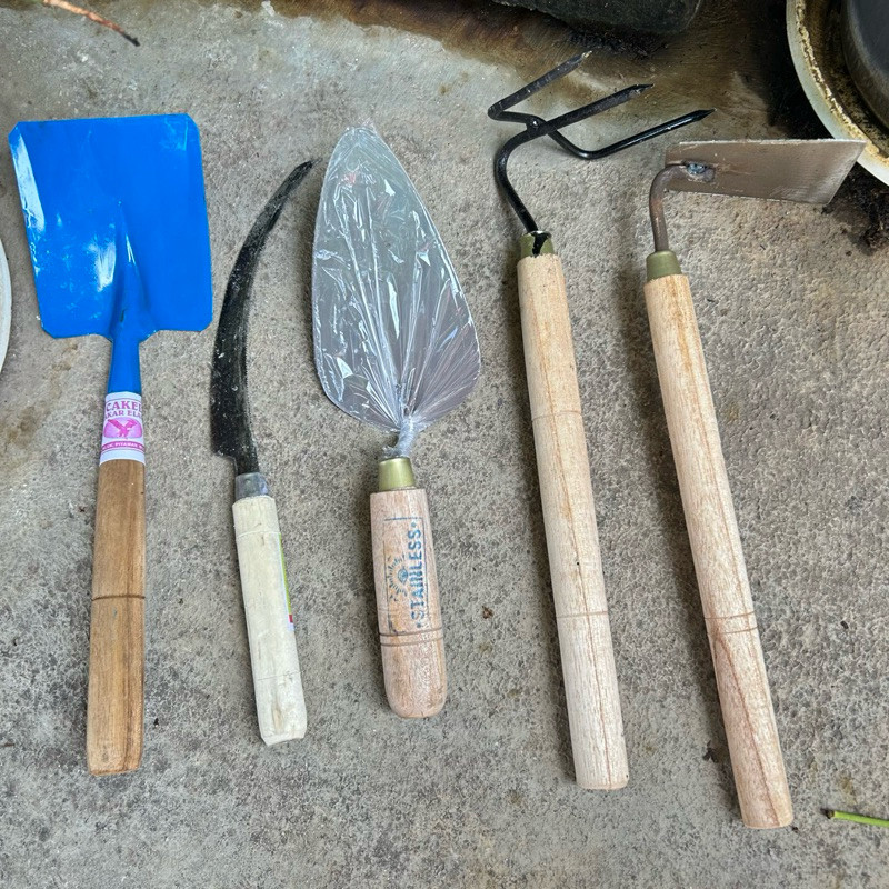 Paket Set Peralatan Berkebun Cangkul Garuk Mini isi 5 Pcs -Sekop Biru- Sa  bit Gergaji Padi -sendok 