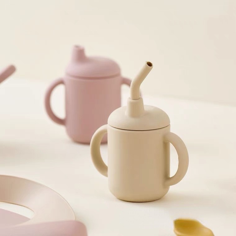 Gelas Sedotan Silikon Anak-anak / Cangkir Peralatan Makan Bayi Silikon BPA Free