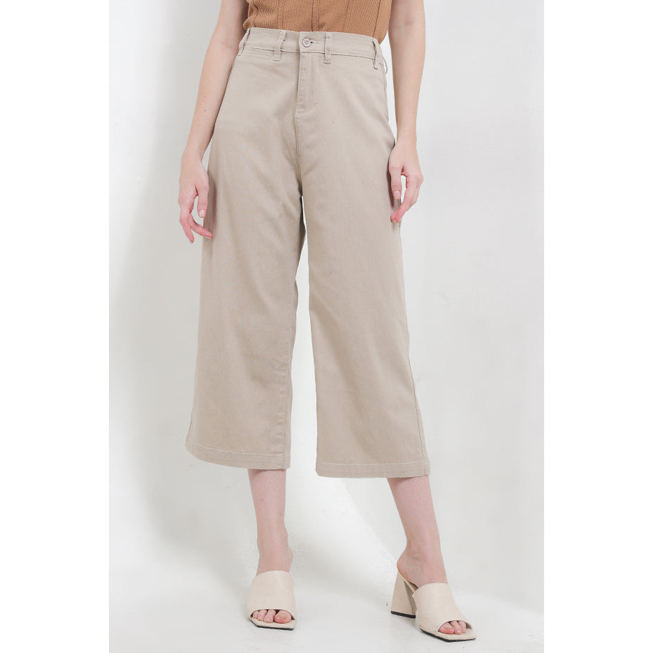 CDL Celana Pendek Slim Fit Wanita P0001F05A