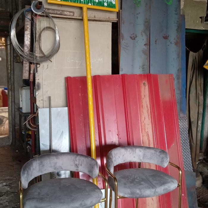 

Tiang besi papan nama jalan