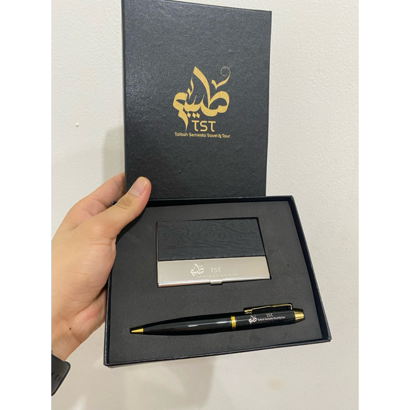 

Free Custom Nama Logo perusahaan | Giftset 2in1 Pena TW dan Namecard N621 Polos N620 Kotak