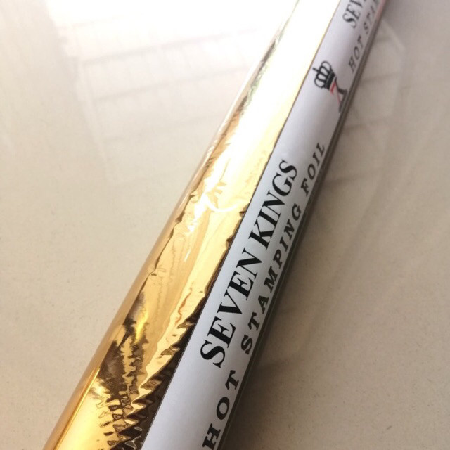 HOT STAMPING FOIL MERK SEVEN KINGS produksi ukuran 64cm x 120m warna emas muda tipe 102