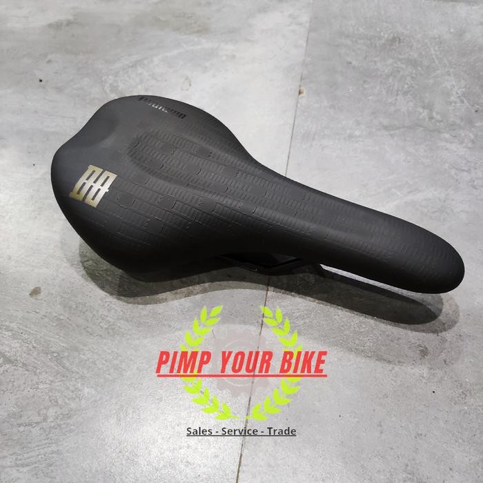 READY Saddle Dominate Black 142mm by DDK Black dark Green