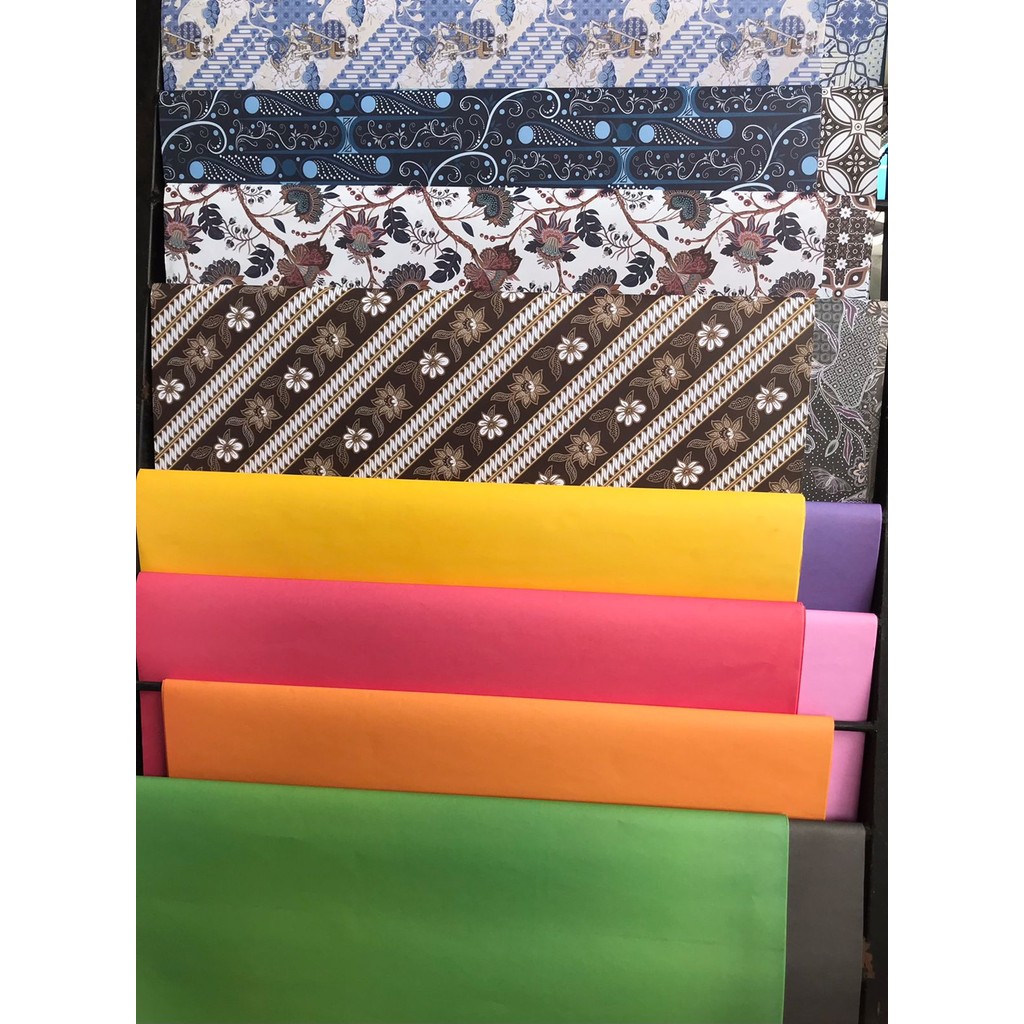 

Kertas Kado SANSAN WAWA Motif BATIK/POLOS Tebal