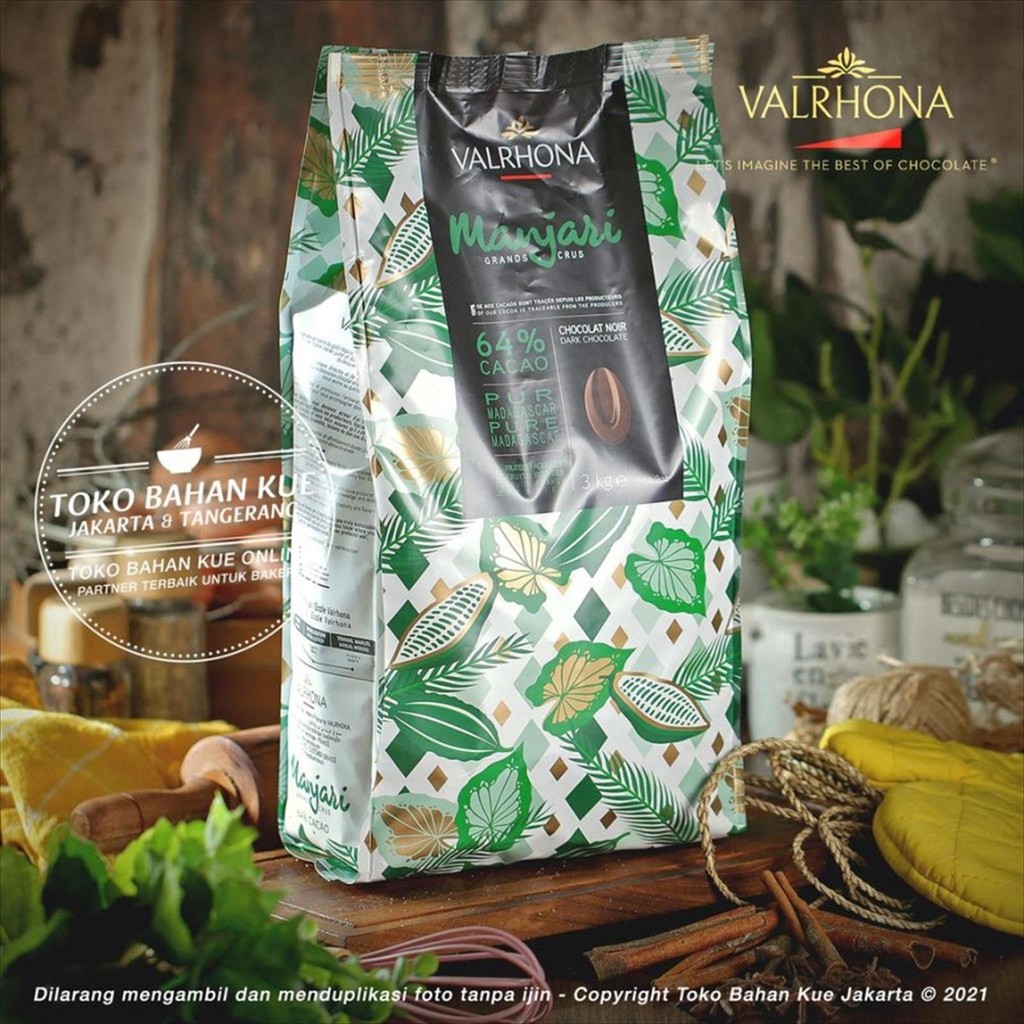 

Valrhona MANJARI 64% Dark Chocolate 1kg Couverture Cokelat Baking Coin
