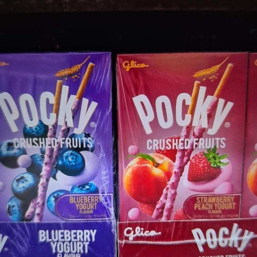 

Pocky Crushed Fruits Biskuit Rasa Blueberry Yogurt / Strawberry Peach Yogurt 38gr