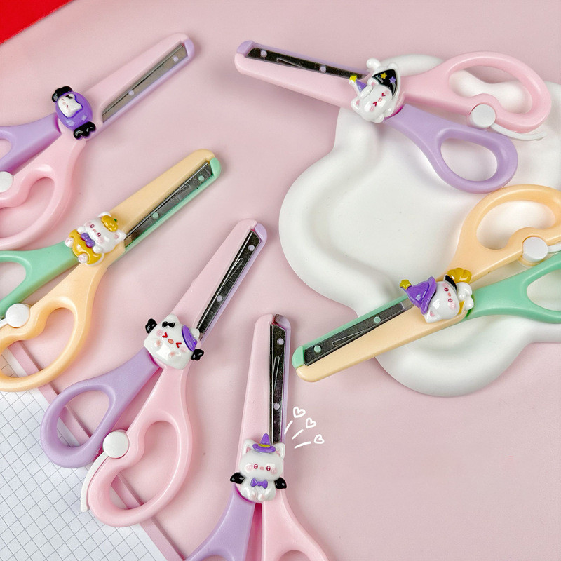 

TERMURAH GUNTING DIY DENGAN BONEKA KARTUN LUCU / GUNTING AMAN DENGAN UJUNG PELINDUNG DAN BONEKA ATK