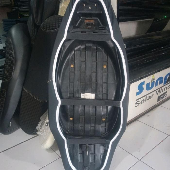 kulit jok motor nmx original pakai karet dan staples - karet