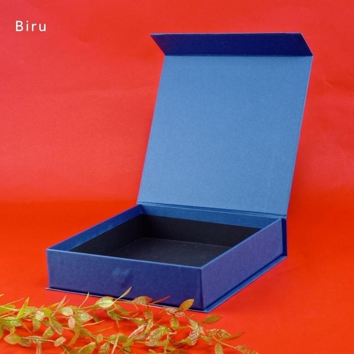 

BOX HAMPER - HARDBOX - KOTAK KADO - ukuran 22 cm x 22 cm x 5 cm - Biru
