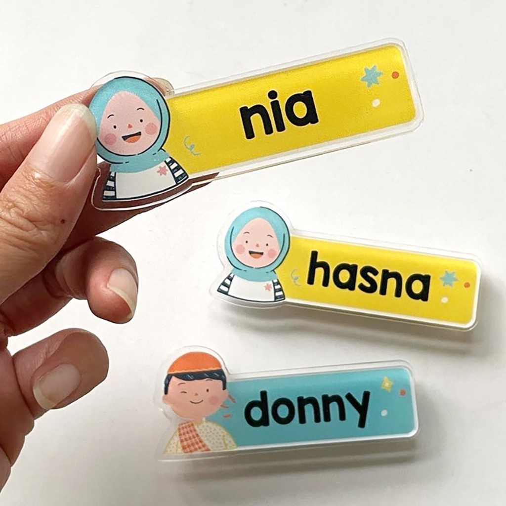 

Akrilik Nama Dada Anak | Name Tag Anak Lucu Muslimah Custom Nama | Nama Dada Anak Karakter Muslim Muslimah