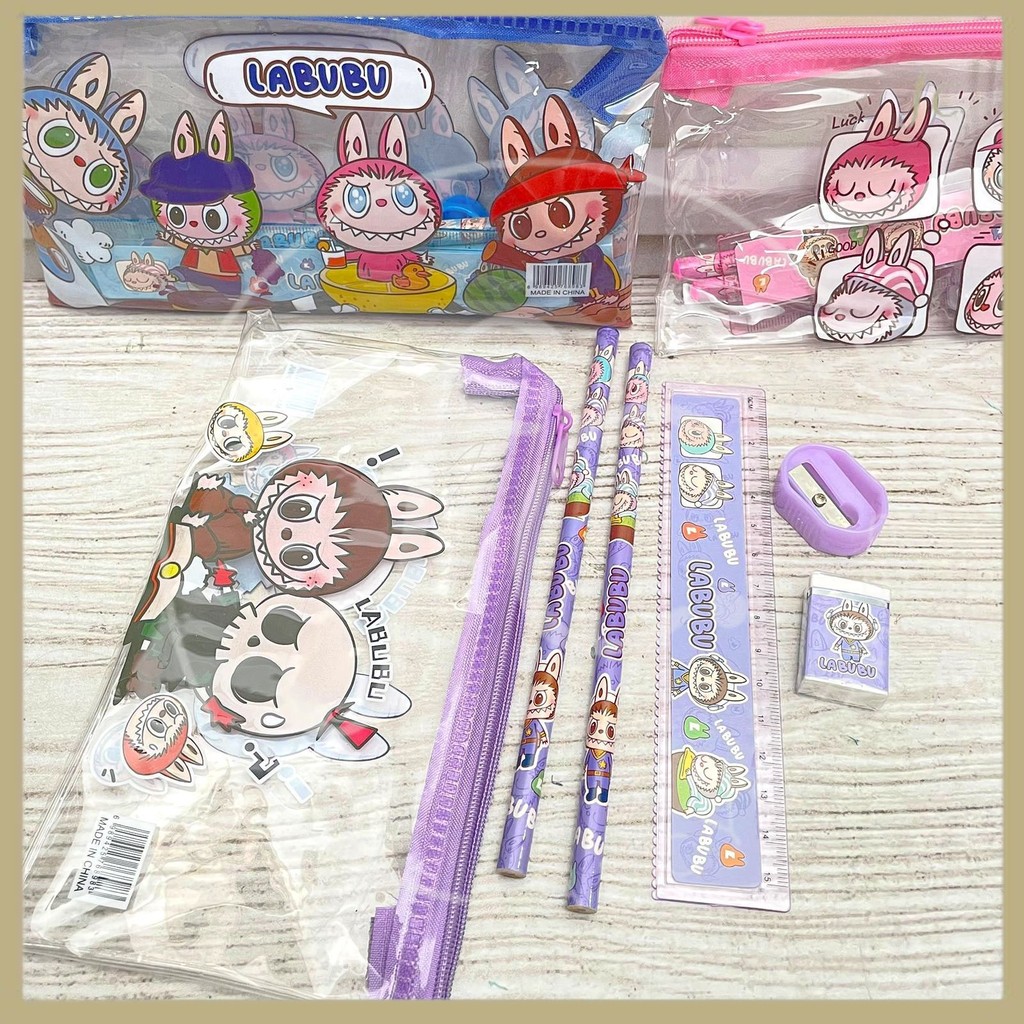 

1 Set Alat Tulis Paket ATK Lengkap Pensil Penggaris Rautan Penghapus FREE POUCH PVC Transparan Resleting Motif Boneka Monster Labubu SAT-1496 Harga Grosir Ready COD