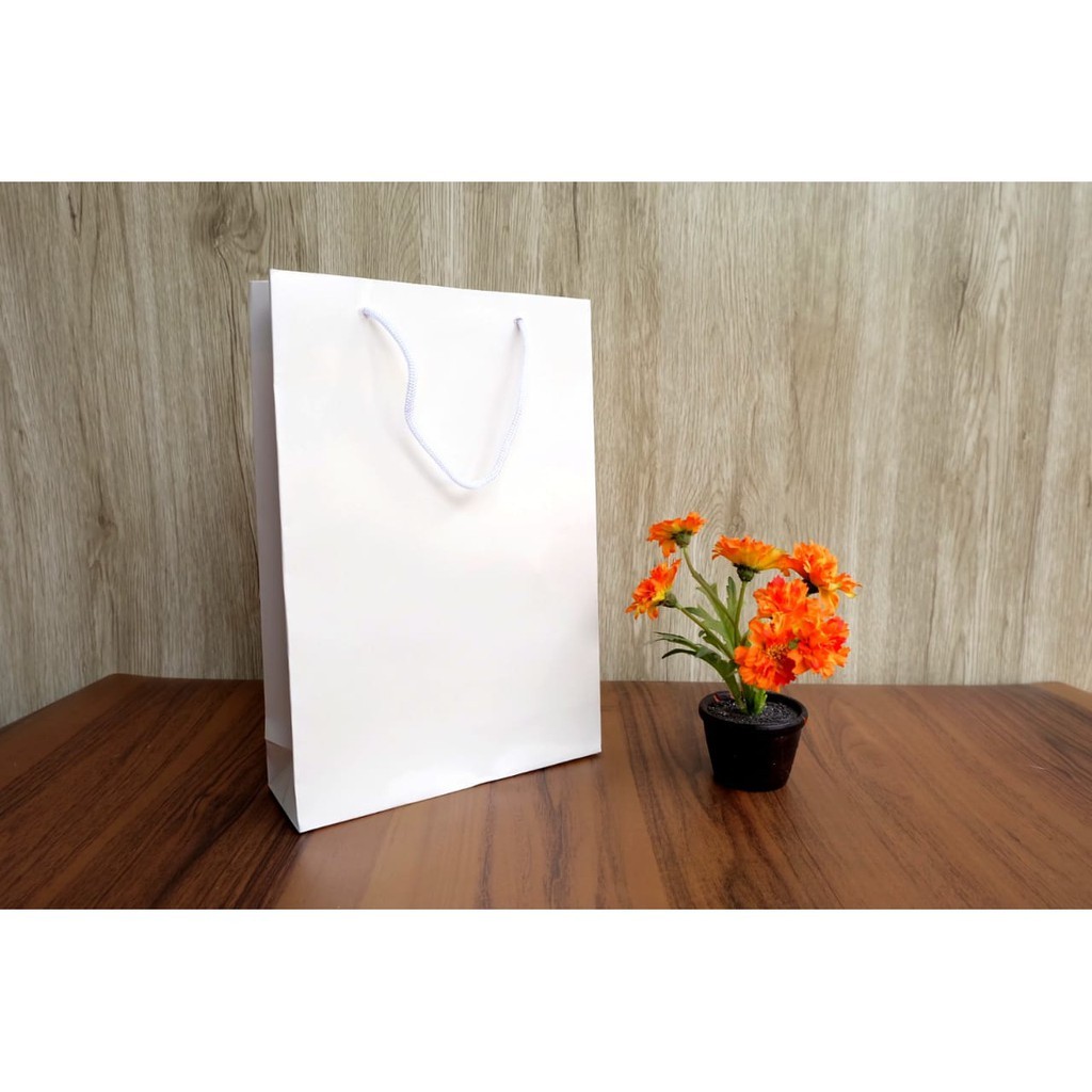 

Paperbag Ivory White 1 (Uk. Lebar 22 x Tinggi 32 x Tebal 7 cm)