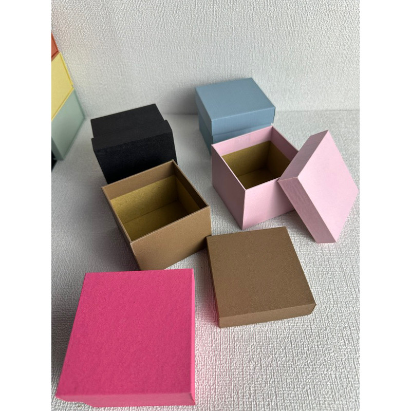 

kotak kado 8cm x 8cm x 6,5cm