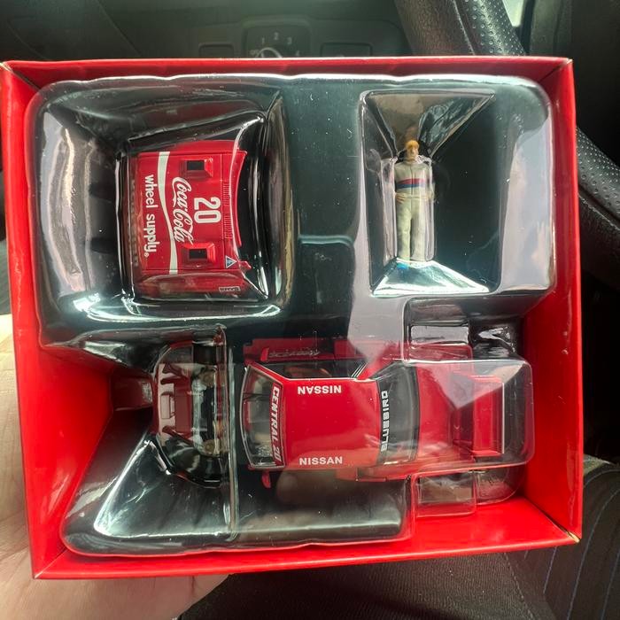 

Tomica Silhoute Coca Cola 1:64 Termurah jamin