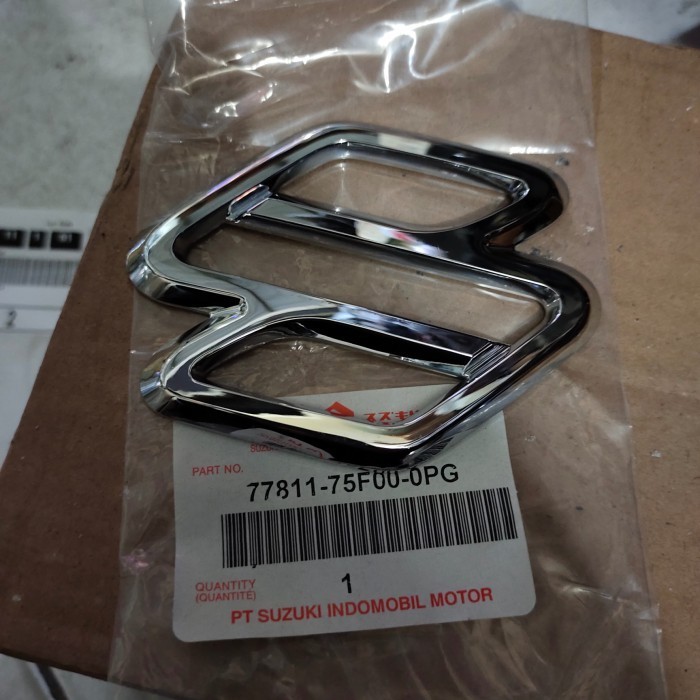 emblem S grill depan Suzuki Escudo 2.0 ori sgp Sparepart