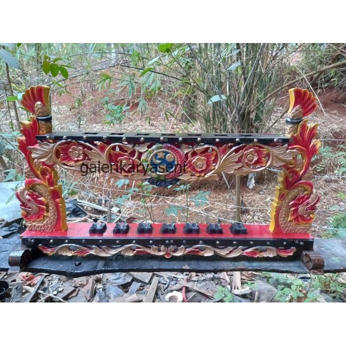 rak pusaka jagrak pusaka dua naga sunggingan emas lambang keraton GKS355