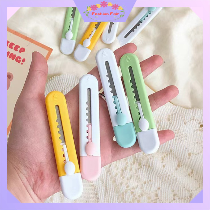 

FASHION FAIR - 6234 Mini Cute Cutter Pemotong Kertas / Cutter Mini Motif Polos / Cutter Portable Ukuran Kecil / Pisau Silet Ukir Kecil