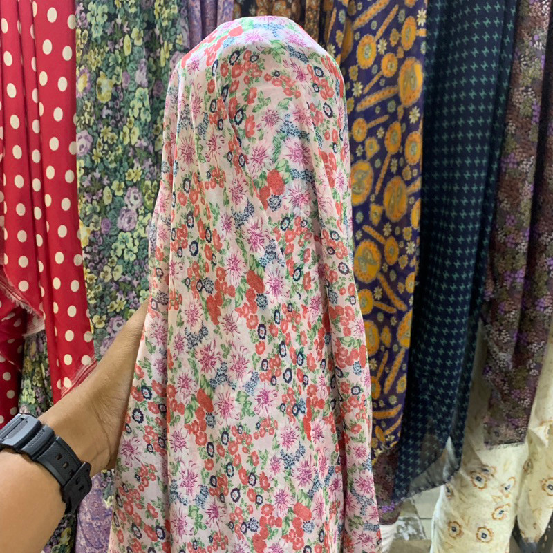 kain - kain bahan motif - kain chiffon sutra - kain chiffon silk motif bunga - kain sifon motif bung
