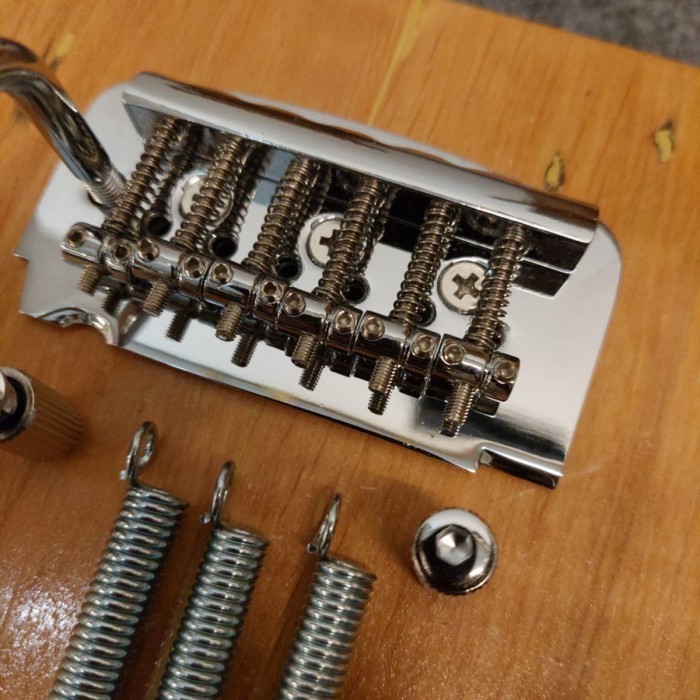 Tremolo gitar semi up-down 6 string Import Made in Korea Wilkinson / Tremolo Gitar Semi Updown