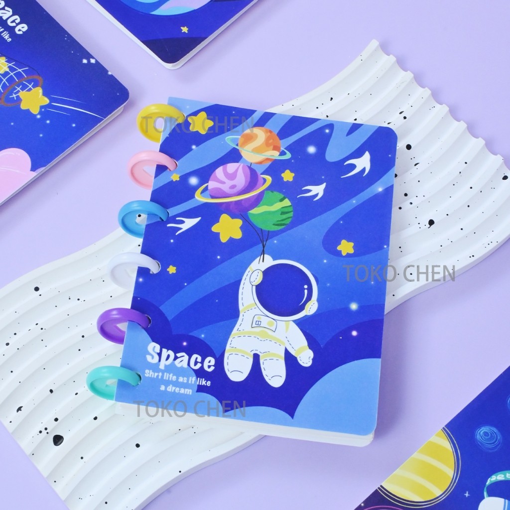 

*Dunia kosmik* NOTEBOOK SIZE A6 RING / BUKU KARAKTER LUCU 80 LEMBAR ( SATUAN )