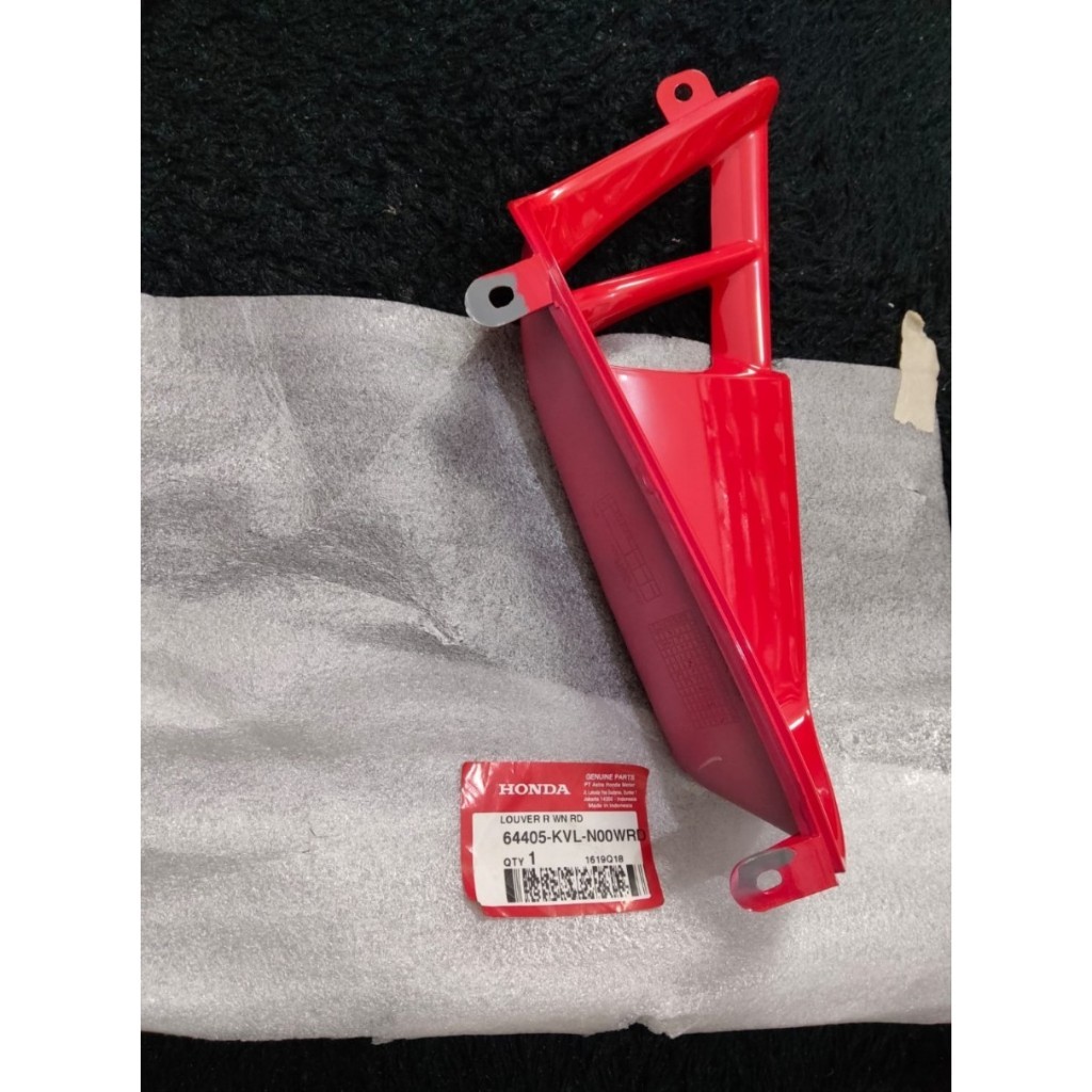 Tebeng Cover Sirip Kanan Merah – Supra X 125 - 64405KVLN00WRD (GP)