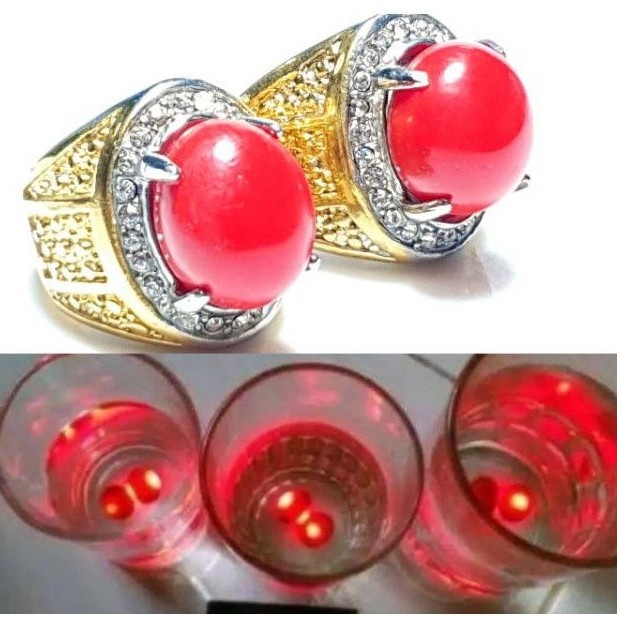 Cincin Batu Merah Delima Menyala Dalam Air Merah Biru Hijau