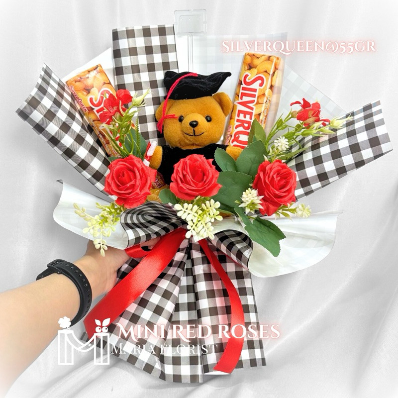 

Buket Bunga Boneka Cokelat Wisuda - Graduation Bouquet Silverqueen 55gr - Buket Bear Wisuda Cokelat
