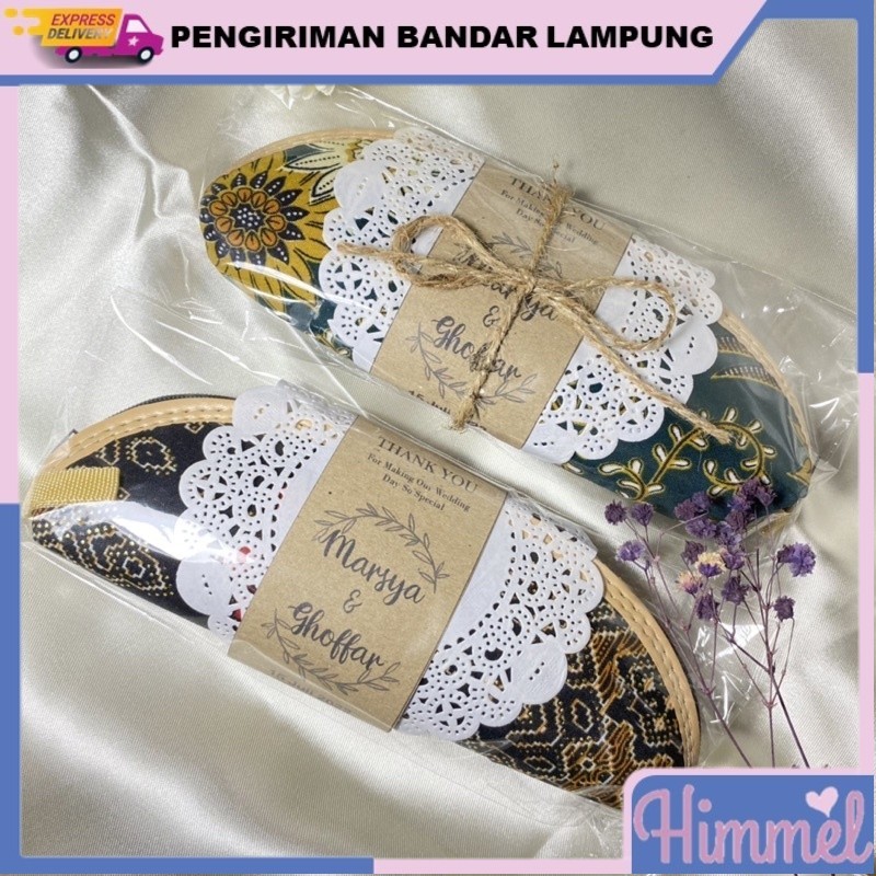 

SOUVENIR PERNIKAHAN TEMPAT PENSIL BATIK GEPENG MURAH HIMMEL SOUVENIR