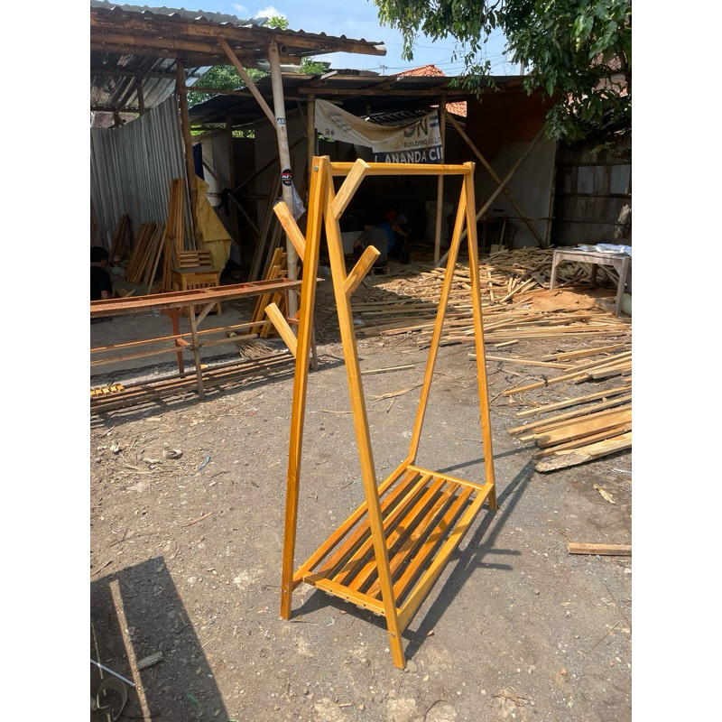 GANTUNGAN BAJU KAYU STAND HANGER KAYU GANTUNGAN BAJU BERDIRI DENGAN RAK SERBAGUNA