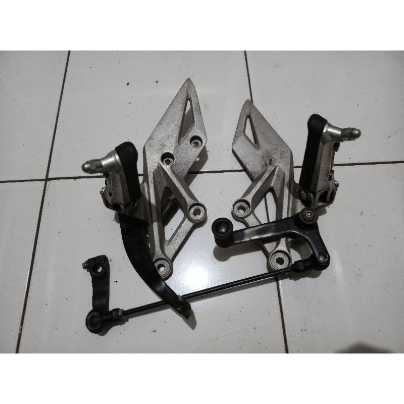 Foot Step depan Cbr 150 R LED original