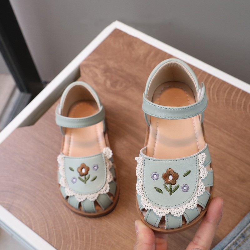 Summer Girls Sandals Delicately Embroider Flower Lace Children's casual Sandals Close Toe Soft Leath