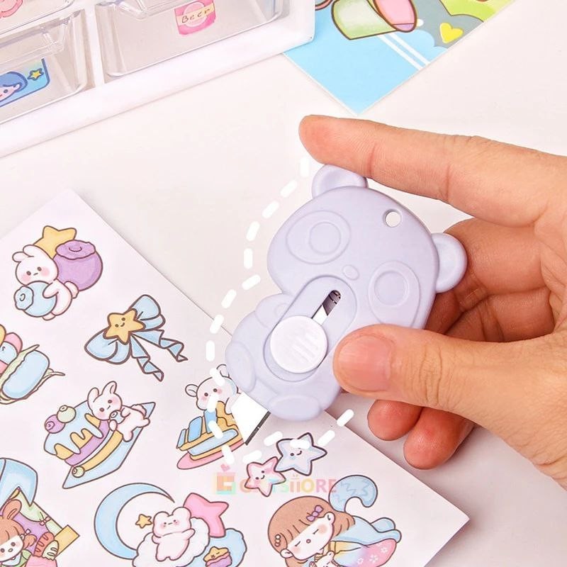 

KOOMI - PISAU CUTTER MINI KARAKTER KATER PACKING UNBOXING PAKET KECIL ATK SEKOLAH TRAVEL PORTABLE KNIFE PS02