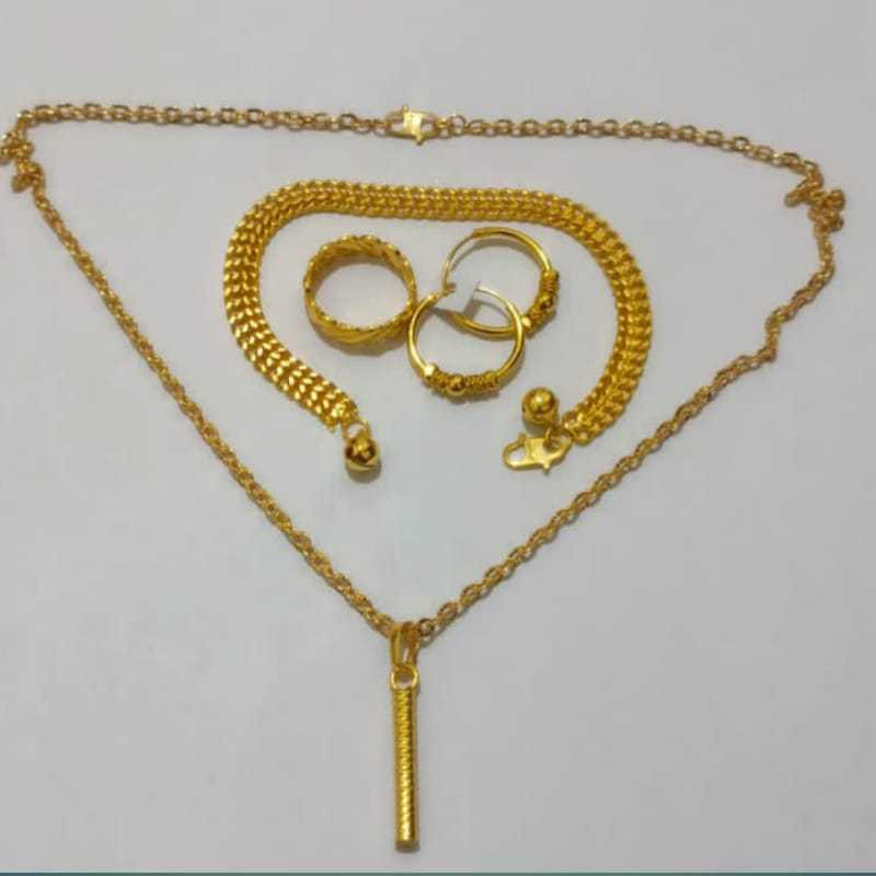 Aksesoris Wanita Satu Set Perhiasan Emas Perhiasan Titanium Aksesoris Fashion Lapis Emas