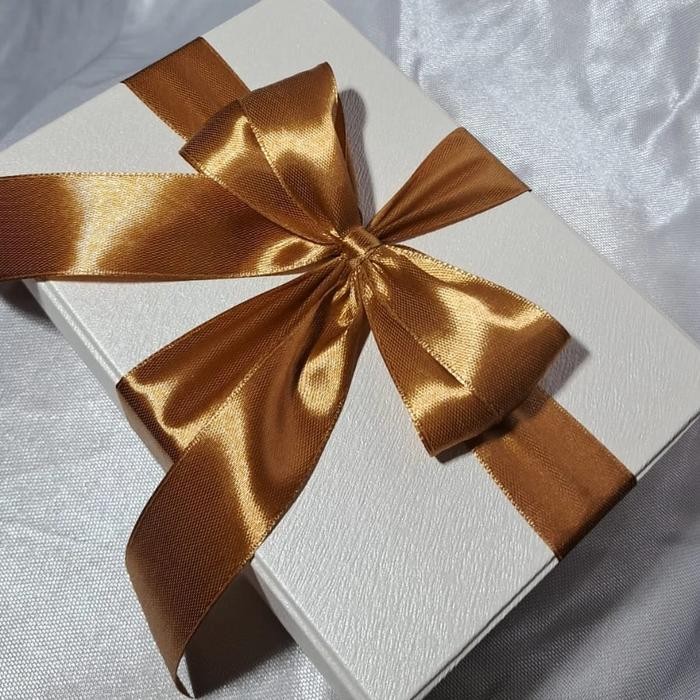 

Kotak Kado + Kotak Hadiah + Gift Box + 15x15x10 cm + Kotak Medium + Berpita + Tanpa Pita - Pearl White