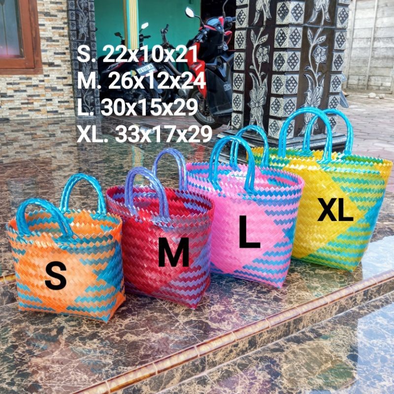 

TERLARIStas anyaman/tas belanja/tas asul asul/tas hantaran /tas souvenir/tas keranjang/tas wanita /tas sembako