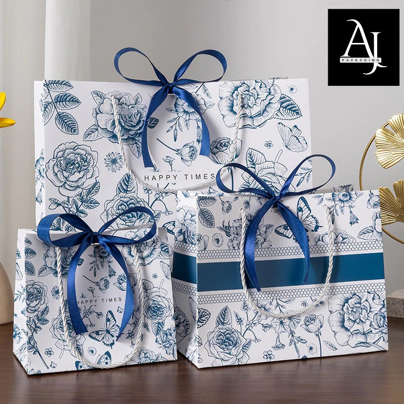 

Paper Bag Kado Aesthetic Aneka Ukuran Motif Cantik Lebaran Natal Hari Jadi Souvenir Hampers