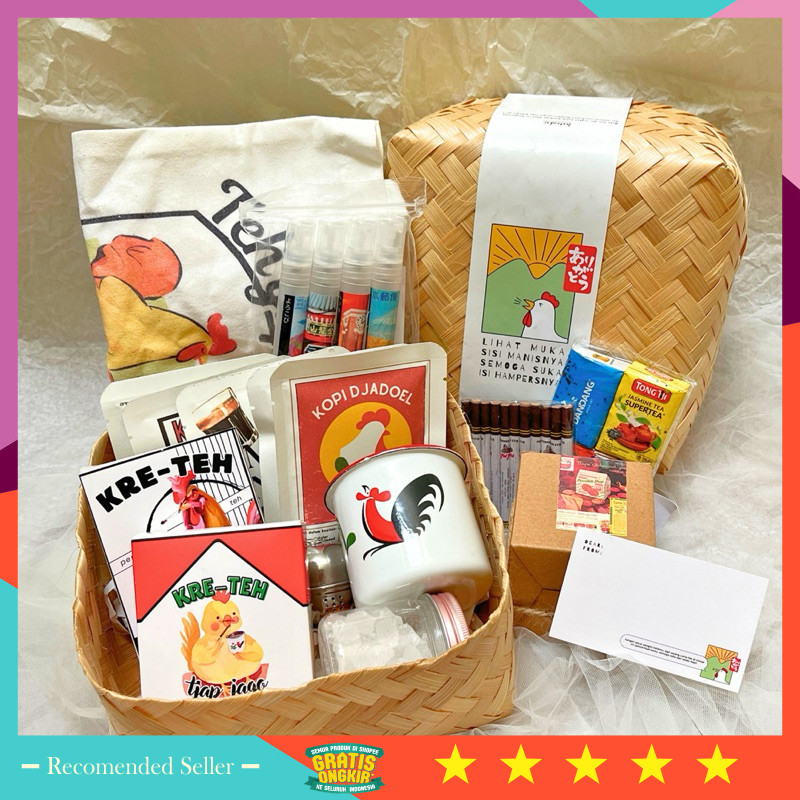 

Hampers Natal Keren Unik Lucu Murah kekinian / Hampers Teh Totebag Lilin bymakaira | Kado Ulang Tahun Hadiah Ulang Tahun Kado Wisuda Birthday Gift Souvenir Unik Kado Lucu Gelas Enamel Scented Candle Totebag Dripbag Coffee