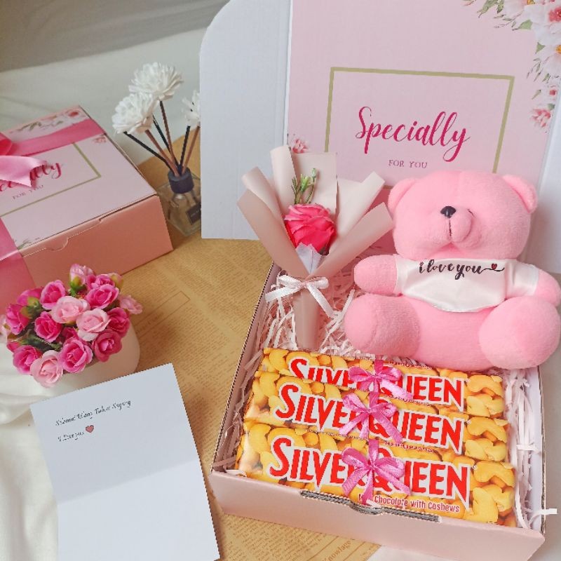 

Hampers ulang tahun / kado ultah/ hadiah/ gift /kado cewek/hampers coklat/gift box /valentine