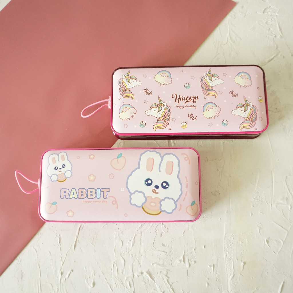 

PENCIL CASE KARAKTER / KOTAK PENSIL TINGKAT / TEPAK PENSIL KALENG