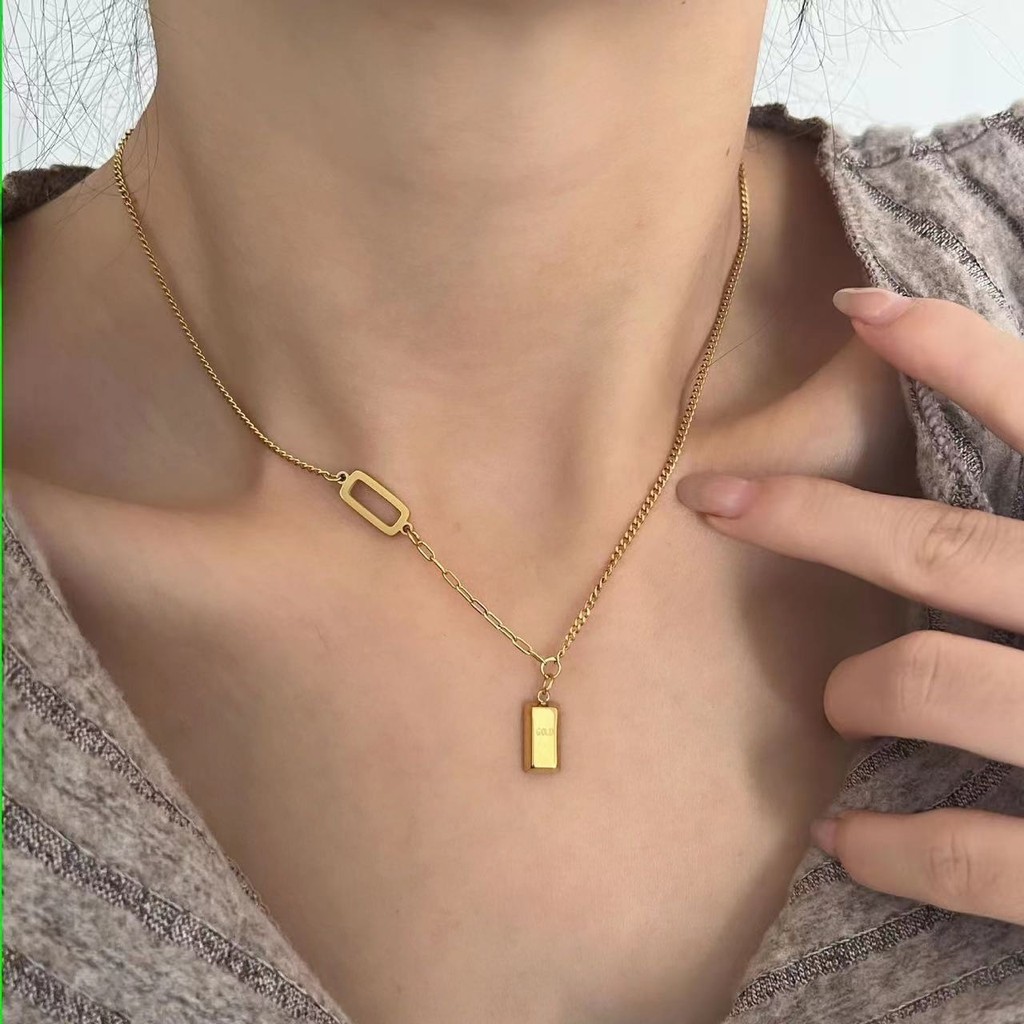 [Beli 1 Gratis 1] Baja titanium emas kaya kalung bata emas kecil liontin batangan emas kecil baja ti