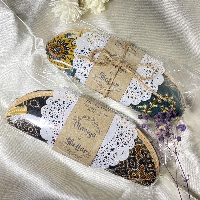 

SOUVENIR PERNIKAHAN TEMPAT PENSIL BATIK GEPENG MURAH HIMMEL SOUVENIR