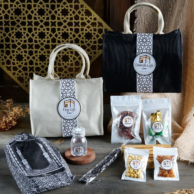 

New Oleh Oleh Haji Premium Souvenir Arab Saudi Umroh Gift Sajadah Travel Lengkap Hampers Tas Canvas UnikPremium