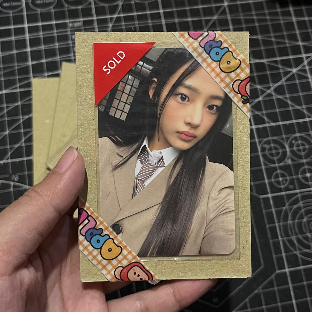 

Yellow Board Packing Photocard Kpop Karton Kuning Tebal (7x10 Cm) - Studio Strawberry