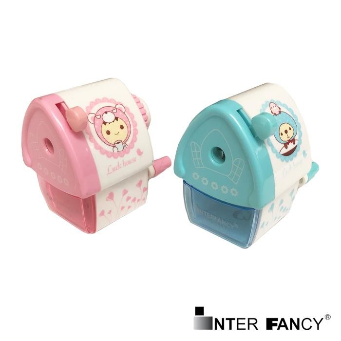 

Rautan Sharpener Serutan Meja Peruncing Pensil adalah Rautan Meja yang diputar tangkainya, model Rumah, tipe 1012 merk Inerfancy, tajam, anti slip aman untuk anak anak, membuat pensil runcing.