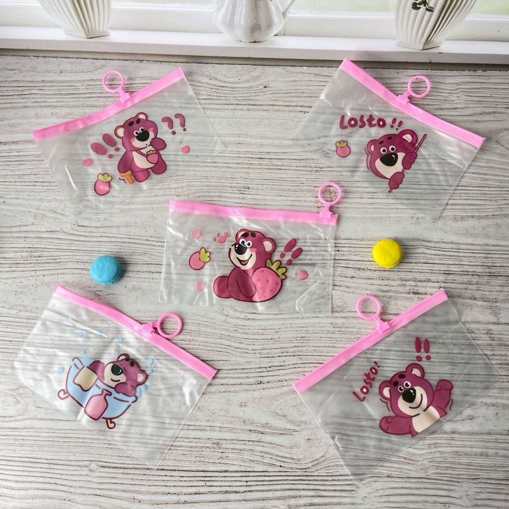 

Pouch LOTSO Bear Bahan PVC Warna Pink Harga Super MURAH / Tempat Pensil Bening PVC Lotso Bear IMUT LUCU Alat Tulis Sekolah / Pouch Murah