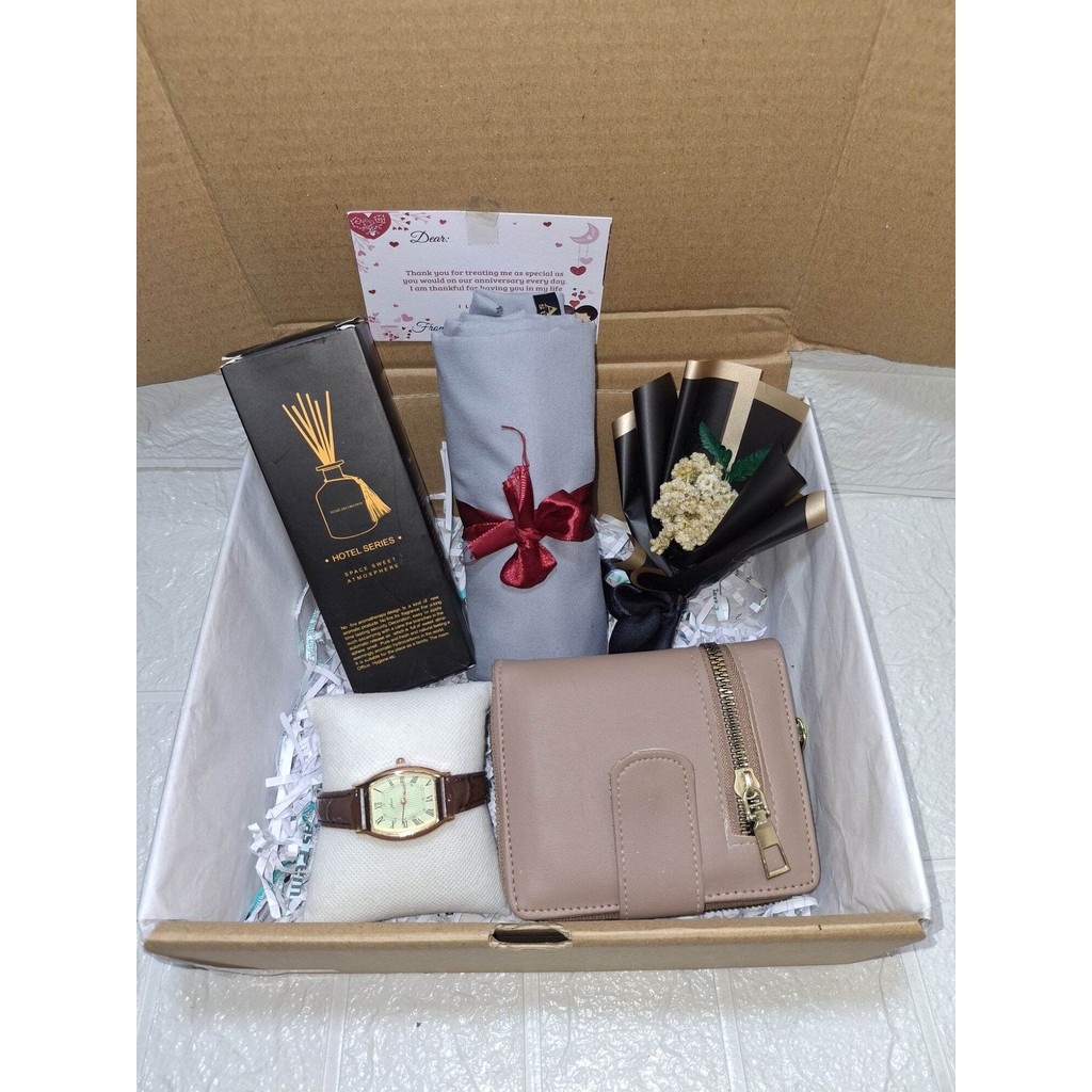 

kado cewek dompet / kado cewek hijab / kado cewek jam tangan / hampers ulang tahun / hampers anniversarry/ giftbox cewek jam tangan