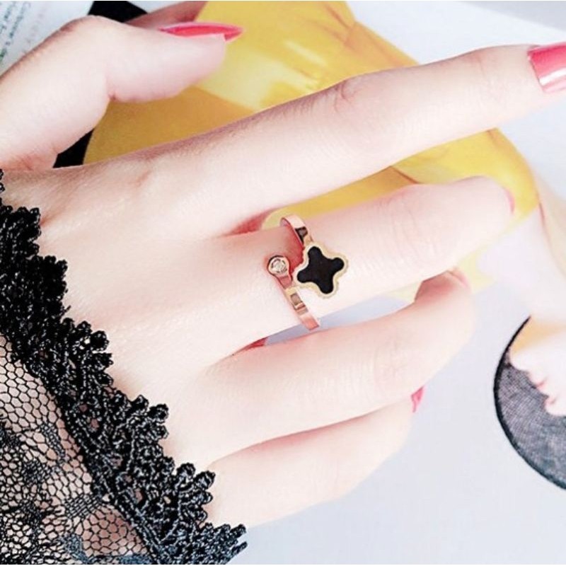 Cincin Titanium Fashion Clover Hitam Mata 1