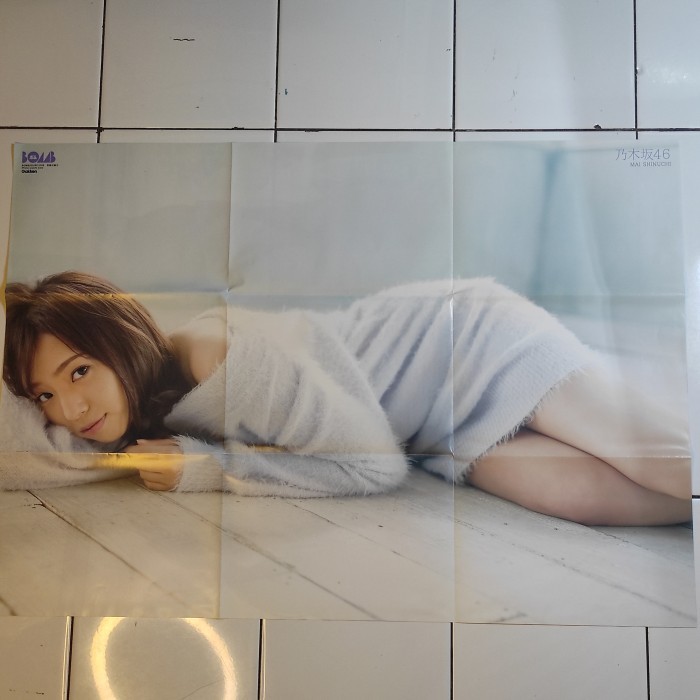

Poster B2 Shinuchi Mai Ito Riria Sato Kaede Nogizaka46 BOMB 2018 Bulan 12 dua sisi (minus robek)