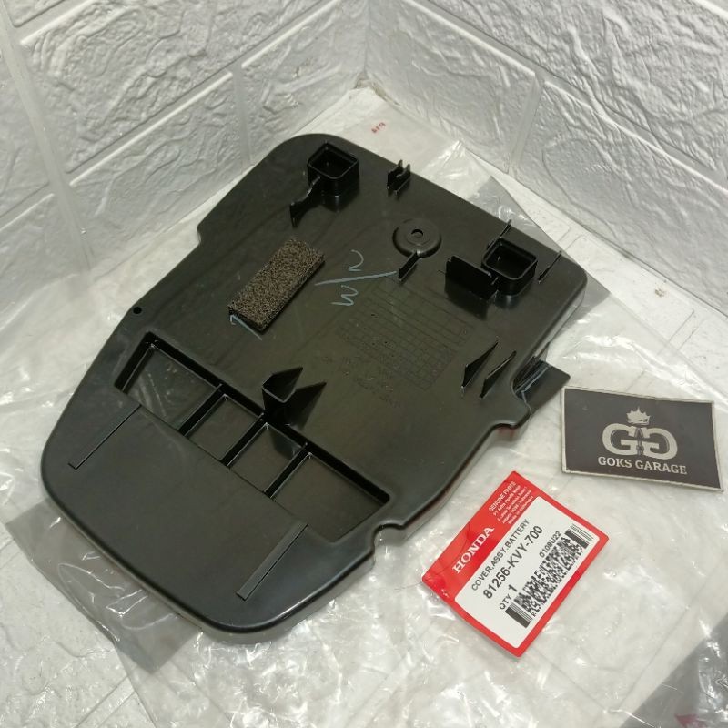 81256-KVY-700 Cover Assy Battery Tutup Aki Beat Karbu carbu