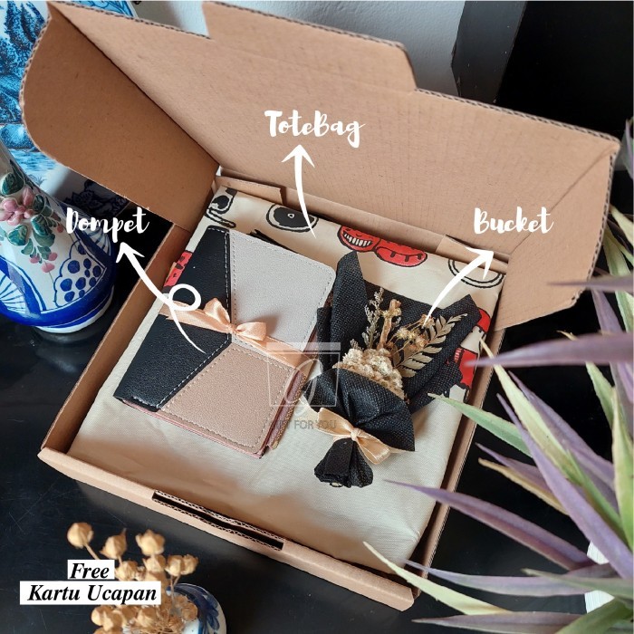 

Hampers Tote Bag Dompet | Hadiah Wisuda | Kado Ulang Tahun Spesial
